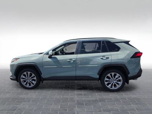 Used 2022 Toyota RAV4 XLE Premium AWD/4WD image 4