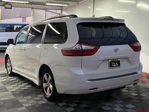 Used 2018 Toyota Sienna LE w/ Carpet Mat Package FWD image 4