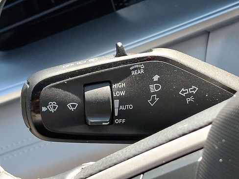 Used 2025 Volkswagen Tiguan SE w/ Panoramic Sunroof Package AWD/4WD image 26