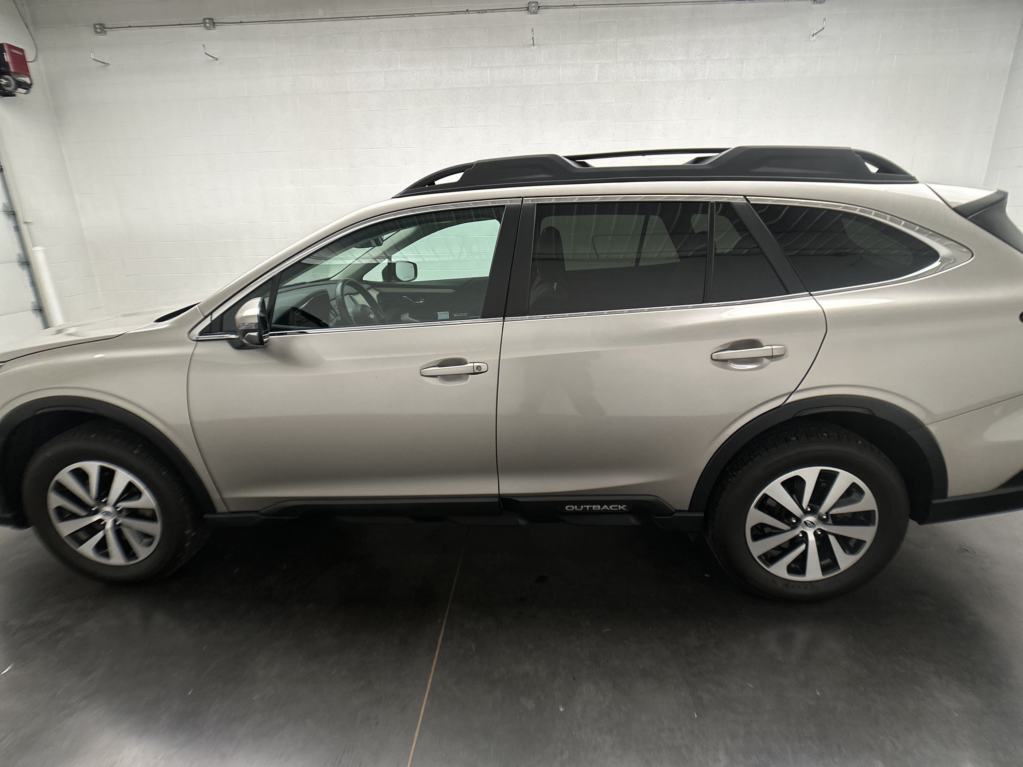 Used 2020 Subaru Outback Premium w/ Popular Package #1 AWD/4WD image 6