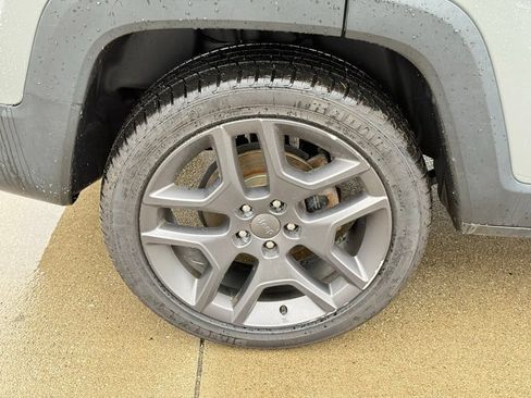 Used 2021 Jeep Renegade Latitude AWD/4WD image 10