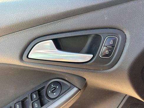Used 2017 Ford Focus SEL w/ Cold Weather Package FWD image 11