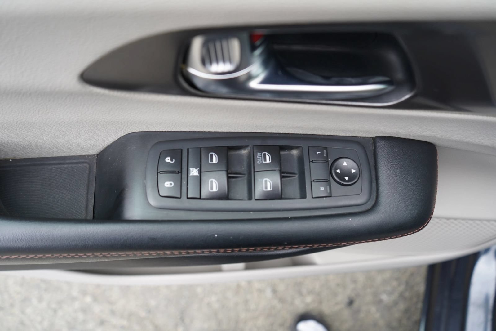 Used 2020 Chrysler Pacifica Touring-L FWD image 13