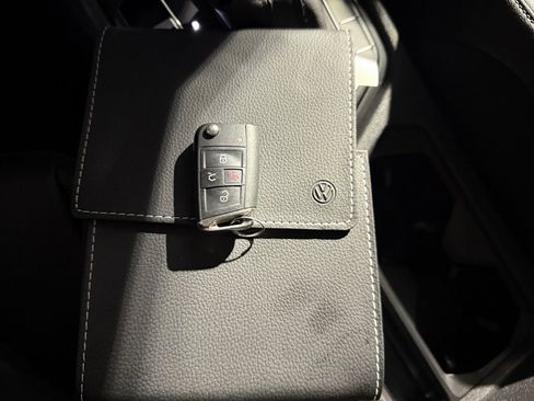 Used 2018 Volkswagen Tiguan SE w/ Panoramic Sunroof Package image 40