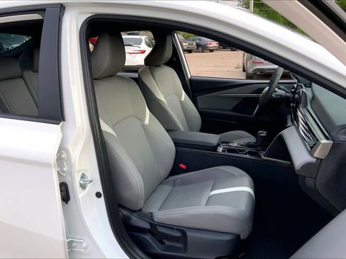 Used 2025 Toyota Camry SE w/ Convenience Package image 9