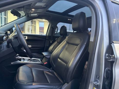 Used 2022 Ford Explorer XLT w/ Equipment Group 202A image 8
