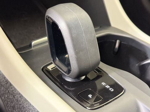 Used 2022 Volvo XC40 T5 Momentum w/ Premium Package image 16