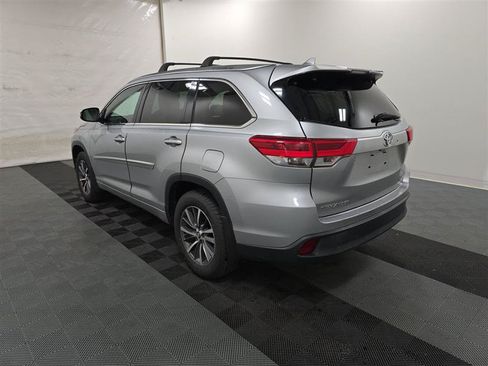 Used 2017 Toyota Highlander XLE w/ Carpet Mat Package AWD/4WD image 4