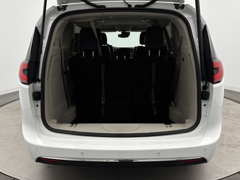 Used 2022 Chrysler Pacifica Touring-L image 32