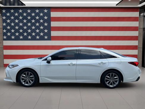 Used 2020 Toyota Avalon XLE w/ Moonroof Package FWD image 3