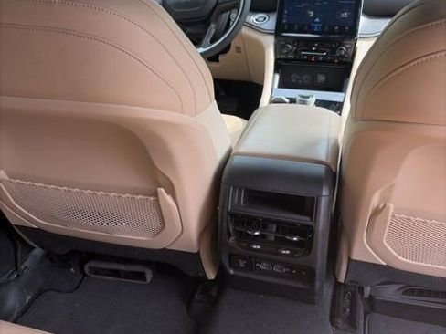 Used 2024 Jeep Grand Cherokee Limited w/ Black Appearance Package image 24