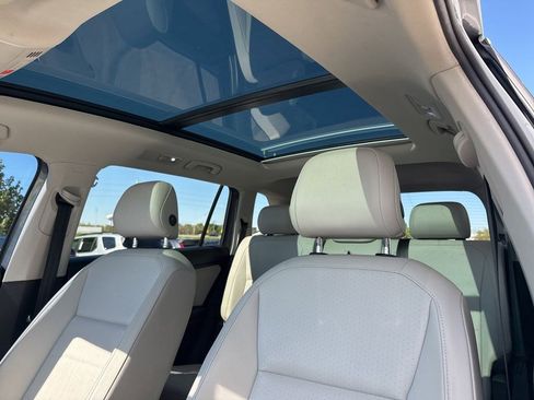 Used 2018 Volkswagen Tiguan SEL AWD/4WD image 11