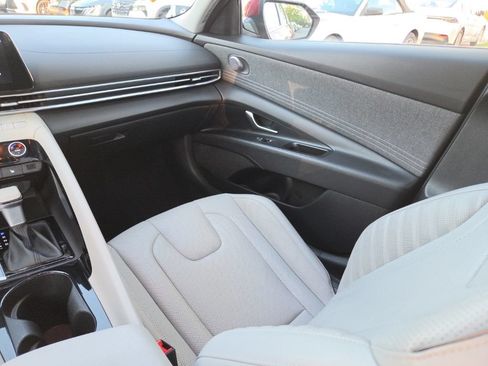 Used 2025 Hyundai Elantra Limited FWD image 34