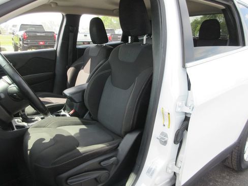 Used 2015 Jeep Cherokee Latitude w/ Cold Weather Group FWD image 17