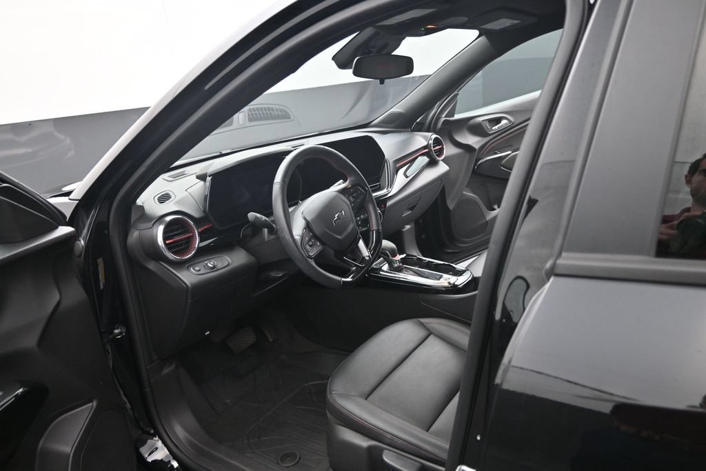 Used 2025 Chevrolet Trax RS w/ Driver Confidence Package FWD image 11