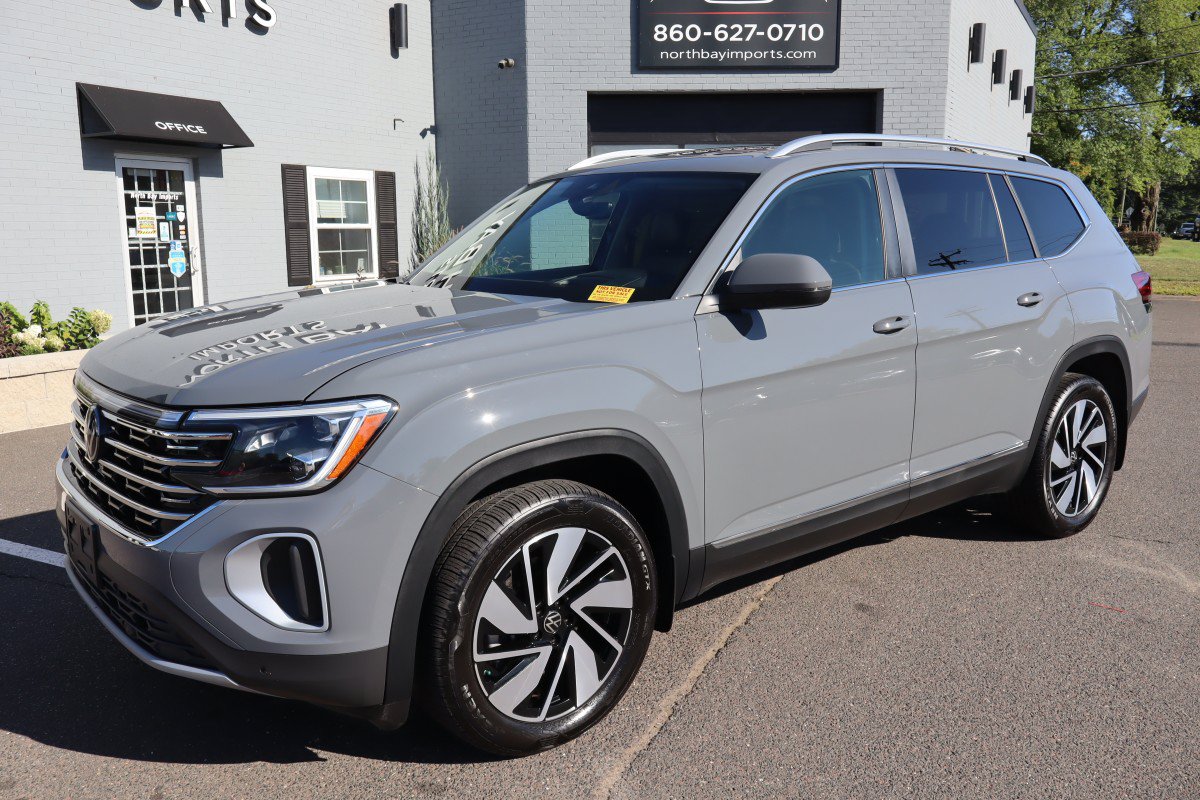 Used 2025 Volkswagen Atlas SEL AWD/4WD image 3