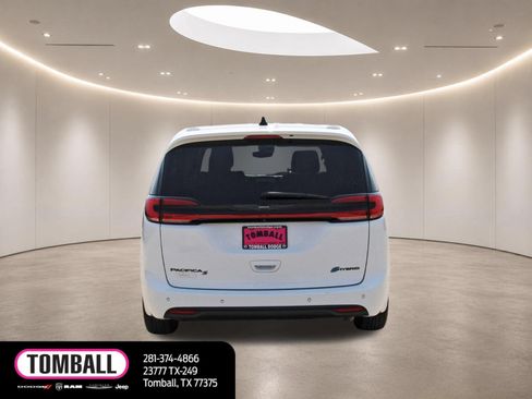 Used 2024 Chrysler Pacifica Limited FWD image 6