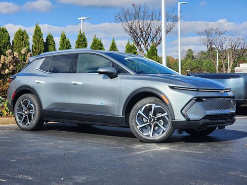 New 2026 Chevrolet Equinox EV LT image 2