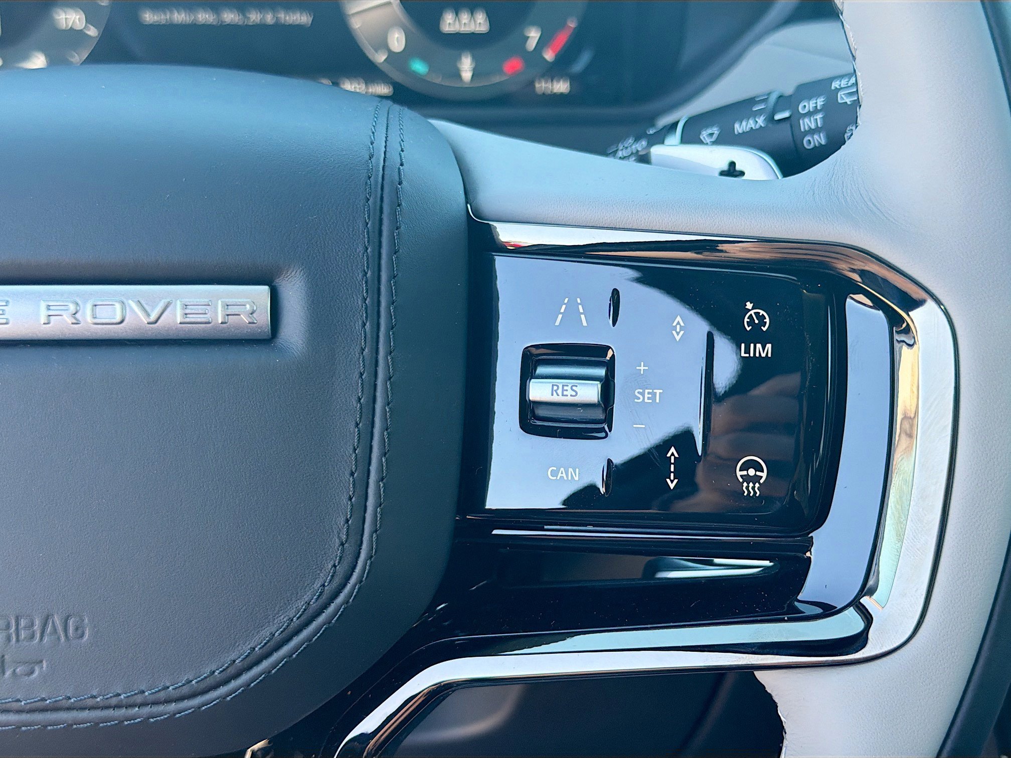 New 2026 Land Rover Range Rover Velar Dynamic SE AWD/4WD image 38