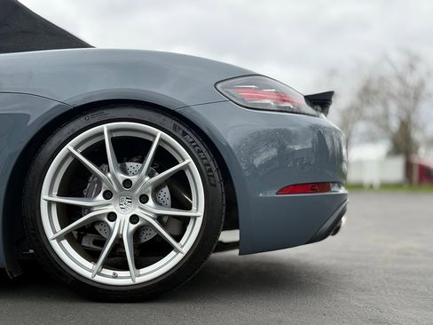 Used 2017 Porsche 718 Boxster image 9