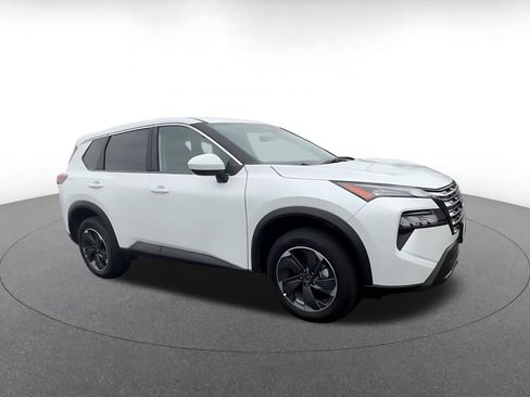 Used 2025 Nissan Rogue SV FWD image 2