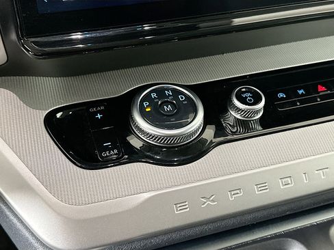 Used 2025 Ford Expedition Active AWD/4WD image 25