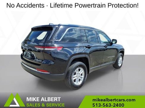 Used 2023 Jeep Grand Cherokee Laredo AWD/4WD image 7
