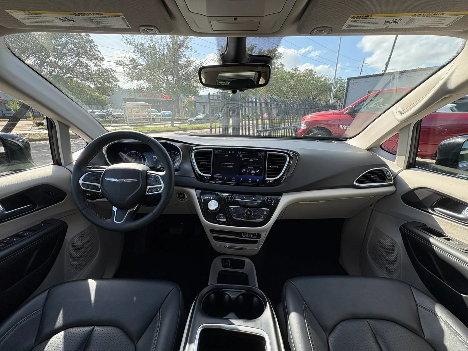 Used 2024 Chrysler Pacifica Touring-L FWD image 21