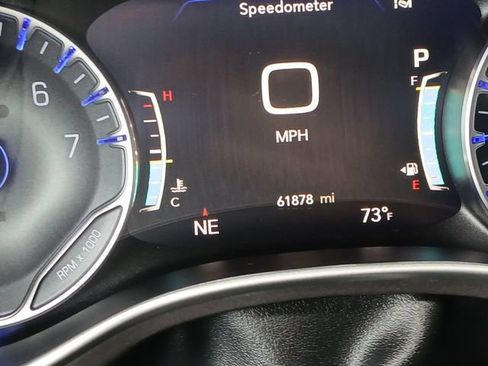 Used 2023 Chrysler Pacifica Touring-L FWD image 16