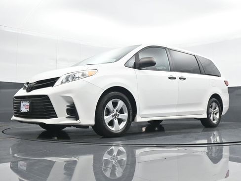 Used 2020 Toyota Sienna L image 16