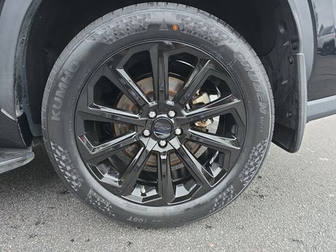 Used 2024 Toyota Highlander XLE FWD image 34