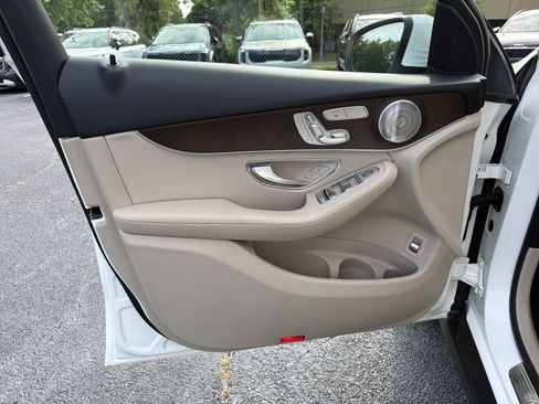 Used 2019 Mercedes-Benz GLC 300 image 8