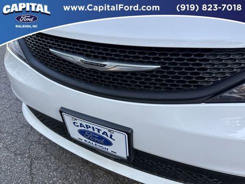 Used 2024 Chrysler Voyager LX image 10