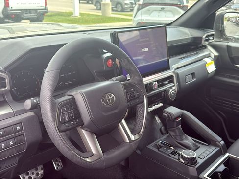 Used 2023 Toyota Highlander XLE AWD/4WD image 11