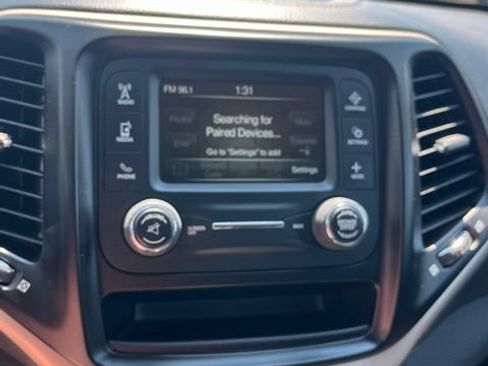 Used 2018 Jeep Cherokee Latitude AWD/4WD image 41