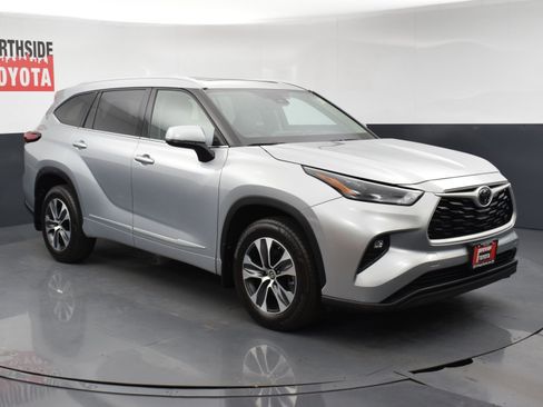 Used 2022 Toyota Highlander XLE AWD/4WD image 6