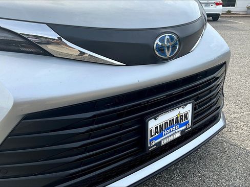 Used 2025 Toyota Sienna XLE FWD image 31