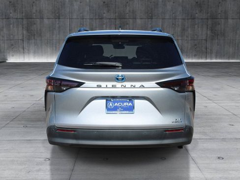 Used 2024 Toyota Sienna XLE FWD image 4