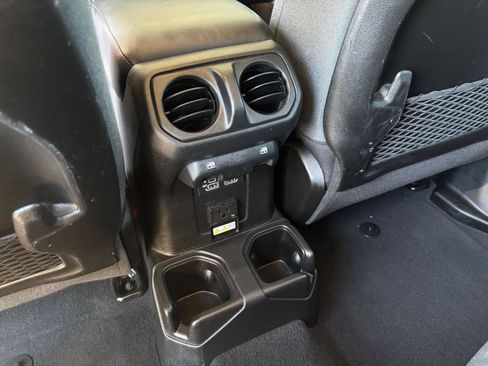 Used 2025 Jeep Wrangler Unlimited Rubicon AWD/4WD image 22