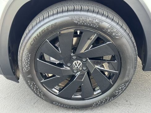 Used 2024 Volkswagen Atlas Cross Sport SE w/ Panoramic Sunroof Package image 12