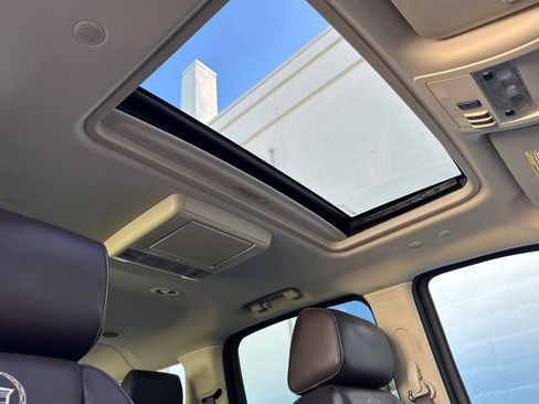 Used 2011 Cadillac Escalade ESV Platinum image 22