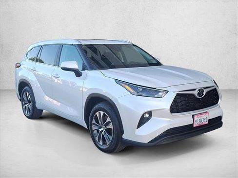 Certified 2024 Toyota Highlander XLE image 3