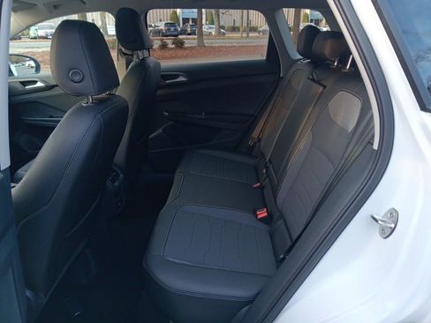 Used 2025 Volkswagen Taos SE image 23