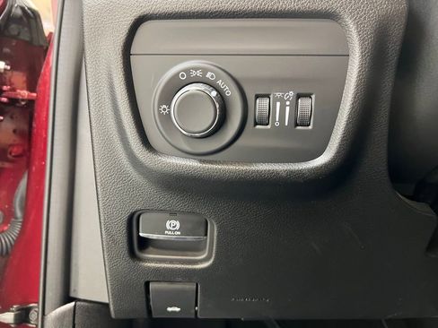 Used 2024 Jeep Grand Cherokee Laredo w/ Luxury Tech Group I AWD/4WD image 17