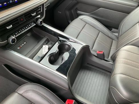 Used 2025 Chevrolet Tahoe High Country image 14