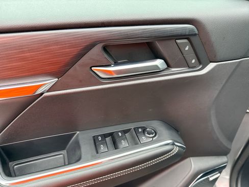 Used 2025 GMC Acadia Elevation image 15