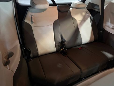 Used 2021 Toyota Sienna XLE image 22