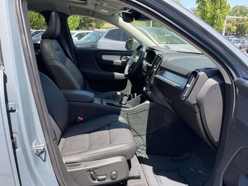 Used 2021 Volvo XC40 T4 Momentum w/ Protection Package Premier FWD image 12