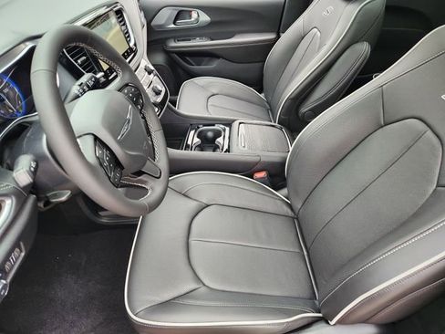 New 2026 Chrysler Pacifica Limited FWD image 9