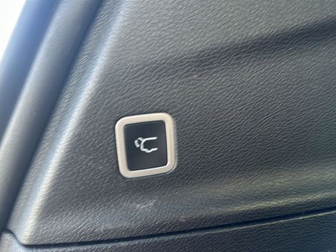 Used 2025 Chrysler Pacifica Select image 16